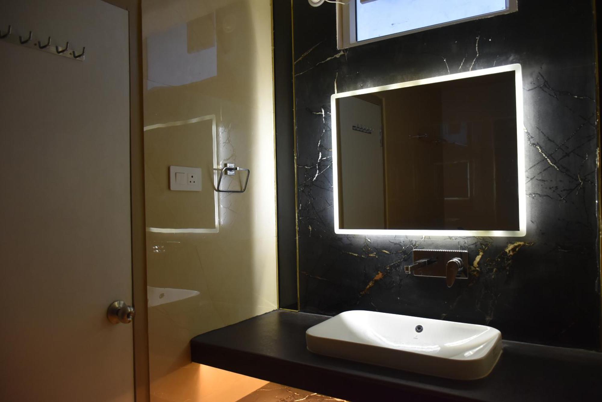Spruce Hill Hotel & Restro Нейнитал Екстериор снимка